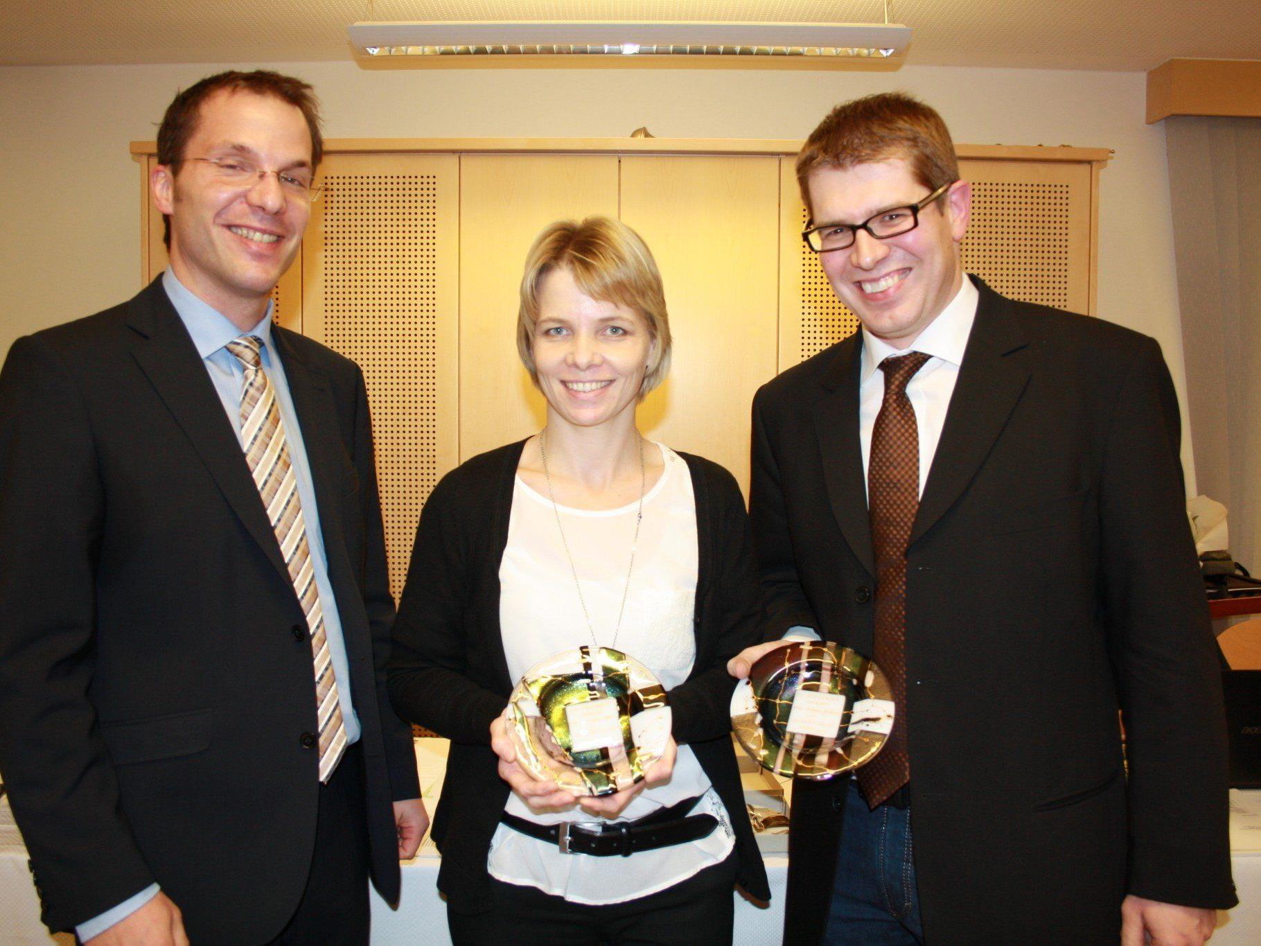 Oliver Huber ehrt Natascha Hofer und Andreas Gmeiner für 20 Jahre aktive Mitgliedschaft.