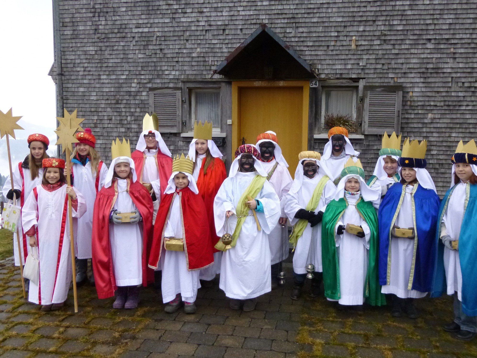 Eine starke Mannschaft: Die Bucher Sternsinger 2013 Eine starke Mannschaft: Die Bucher Sternsinger 2013