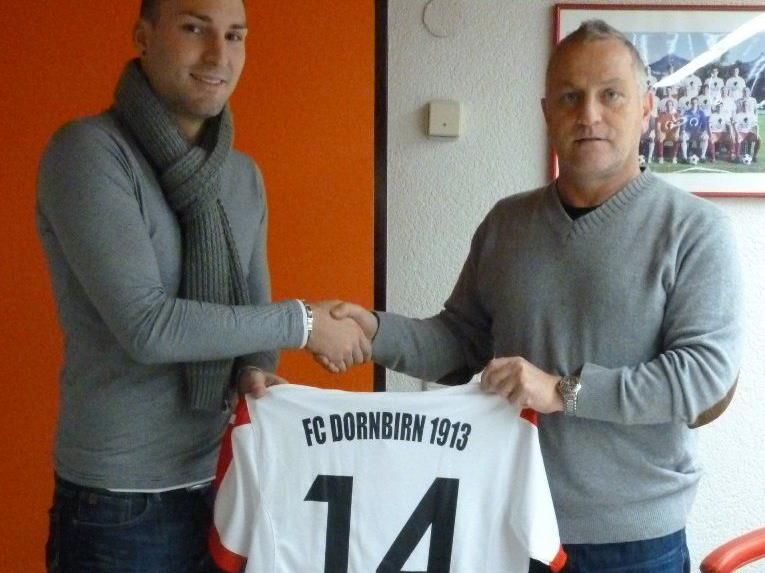 Ludovic Mathys (l.) mit Dornbirn-Trainer Peter Sallmayer bei der Vertragsunterzeichnung.