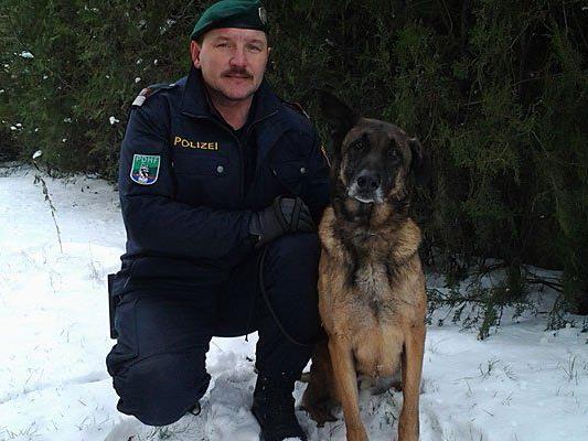 Josef Kohzina und der Polizeihund Apollo, der im Bezirk Gänserndorf die Räuber fand