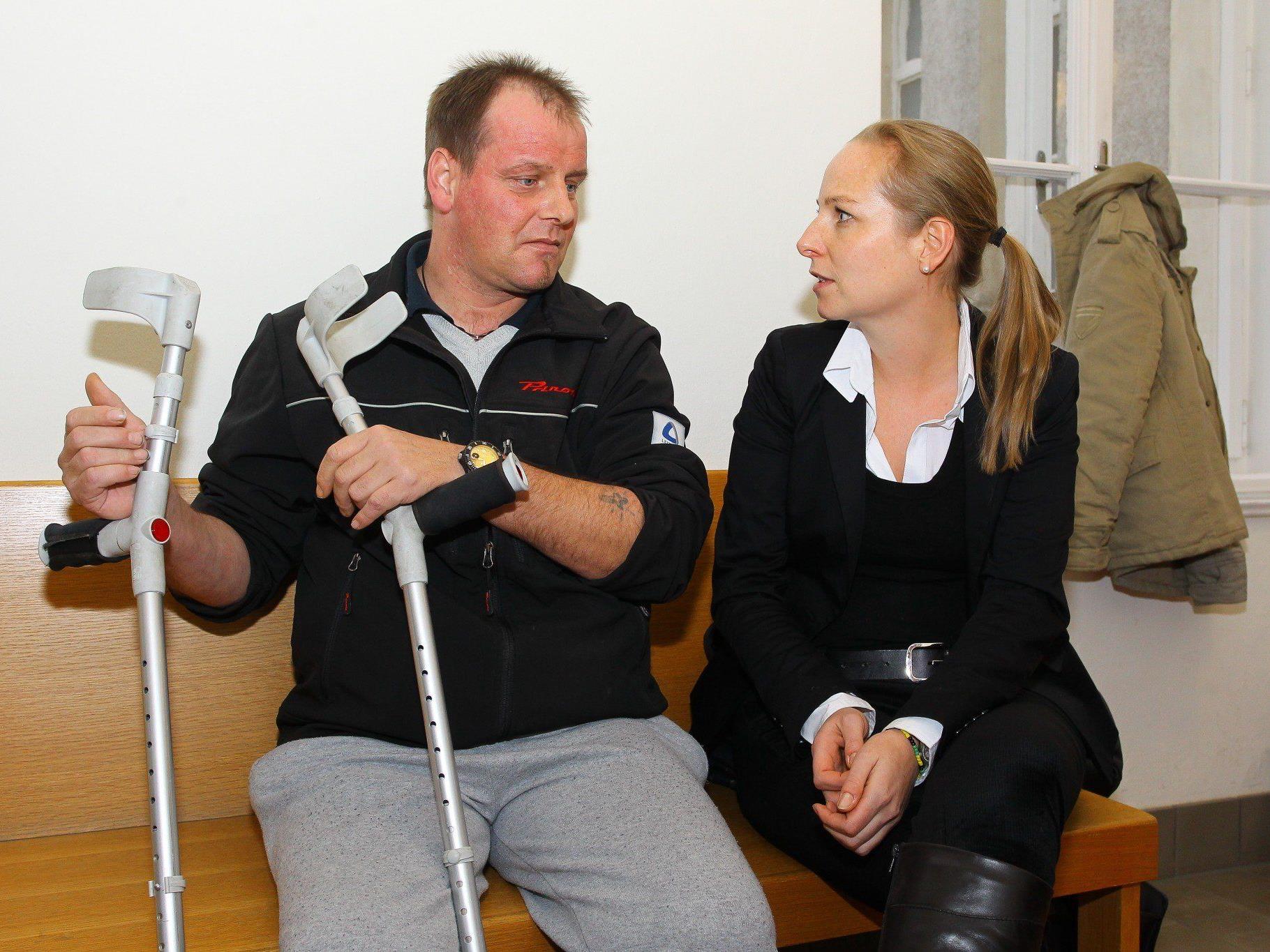 er Verletzte (hier Bild mit Anwältin Olivia Lerch) ist zu 100 Prozent Invalide.