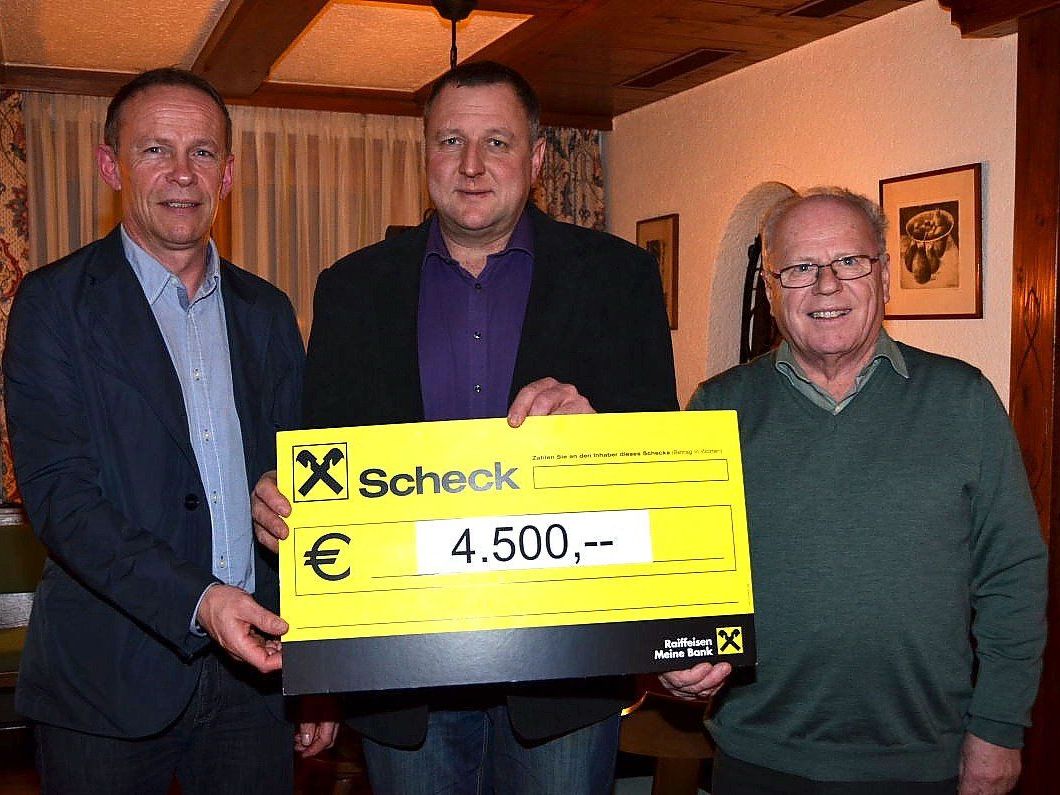 Wirtschaftsausschussobmann Franz Kopf, Markus Humml, Obmann des KPV, und Bernd Brändle (v.l.) freuen sich über den abermaligen Erfolg der Weihnachtsaktion. Wirtschaftsausschussobmann Franz Kopf, Markus Humml, Obmann des KPV, und Bernd Brändle (v.l.) freuen sich über den abermaligen Erfolg der Weihnachtsaktion.