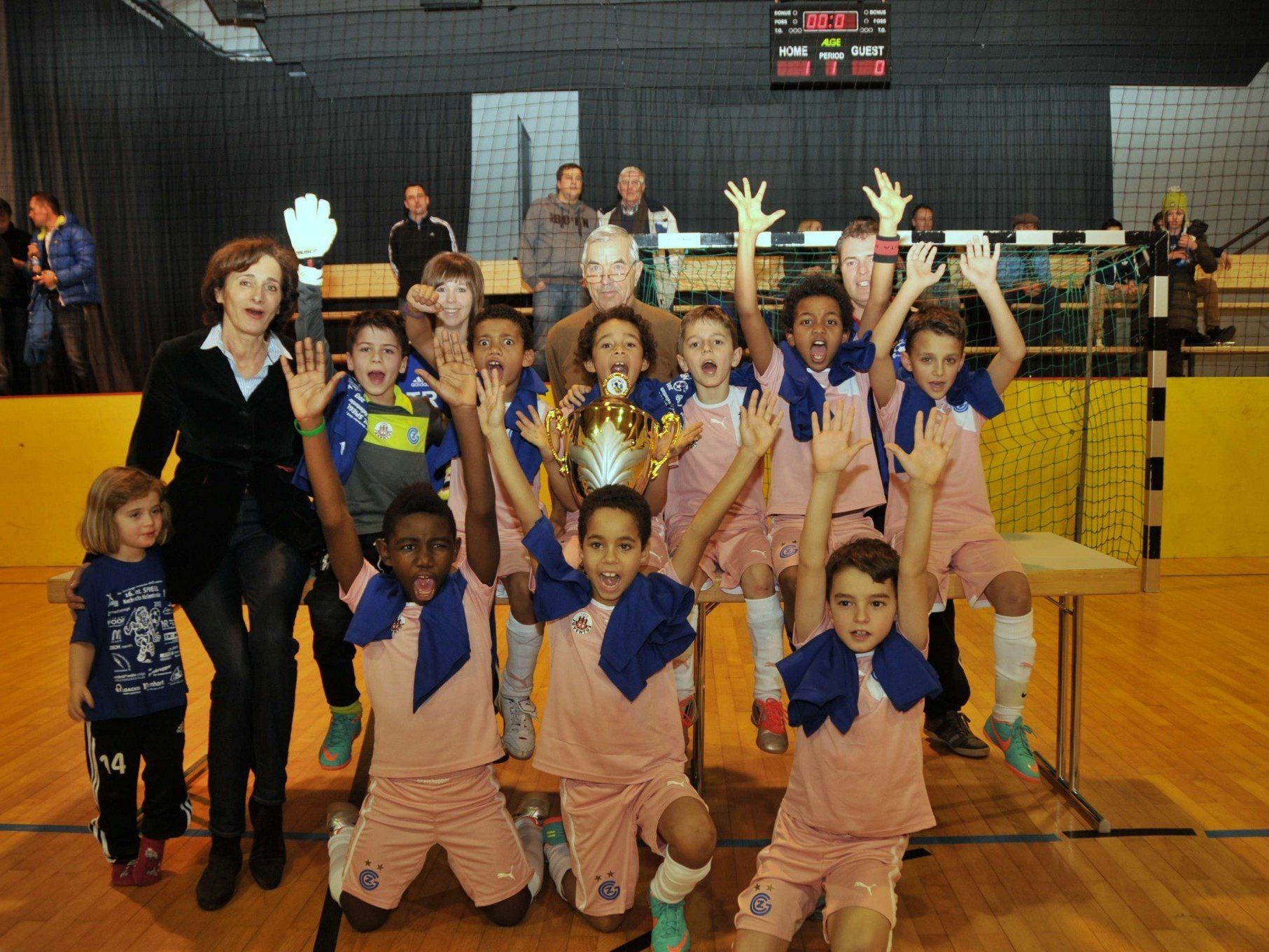 Schul- und Sportlandesrätin Bernadette Mennel ließ sich den Fußballspaß nicht entgehen. Schul- und Sportlandesrätin Bernadette Mennel ließ sich den Fußballspaß nicht entgehen.