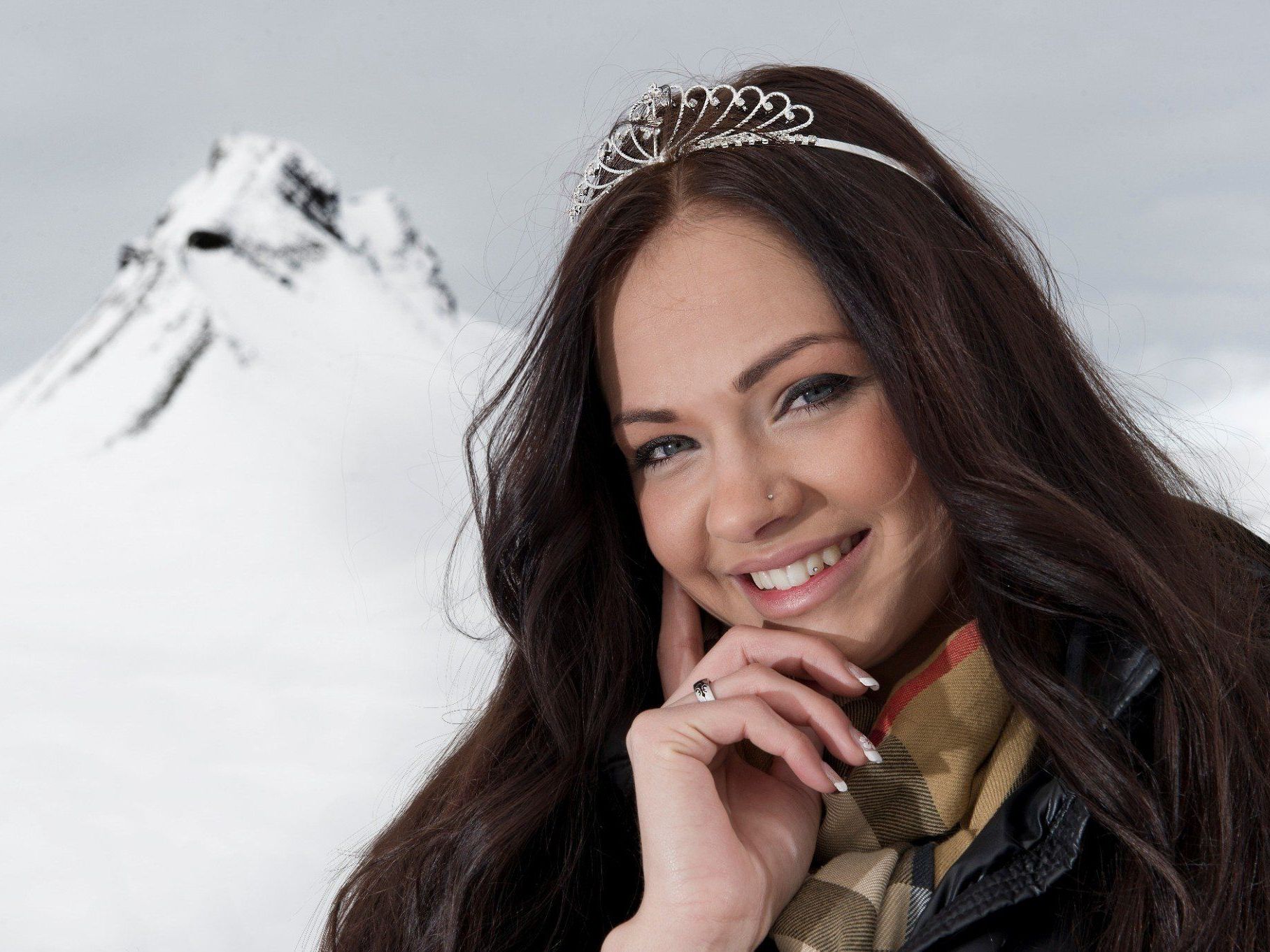 Sarah Schneffknecht zieht für 2013 ins "Schnee-Reich Damüls" und wird neben zahlreichen Repräsentativen Auftritten für Damüls auch beim Kinderflugtag am 9. Juli Zeit für Kinder mit Handicap schenken. Sarah Schneffknecht zieht für 2013 ins "Schnee-Reich Damüls" und wird neben zahlreichen Repräsentativen Auftritten für Damüls auch beim Kinderflugtag am 9. Juli Zeit für Kinder mit Handicap schenken.