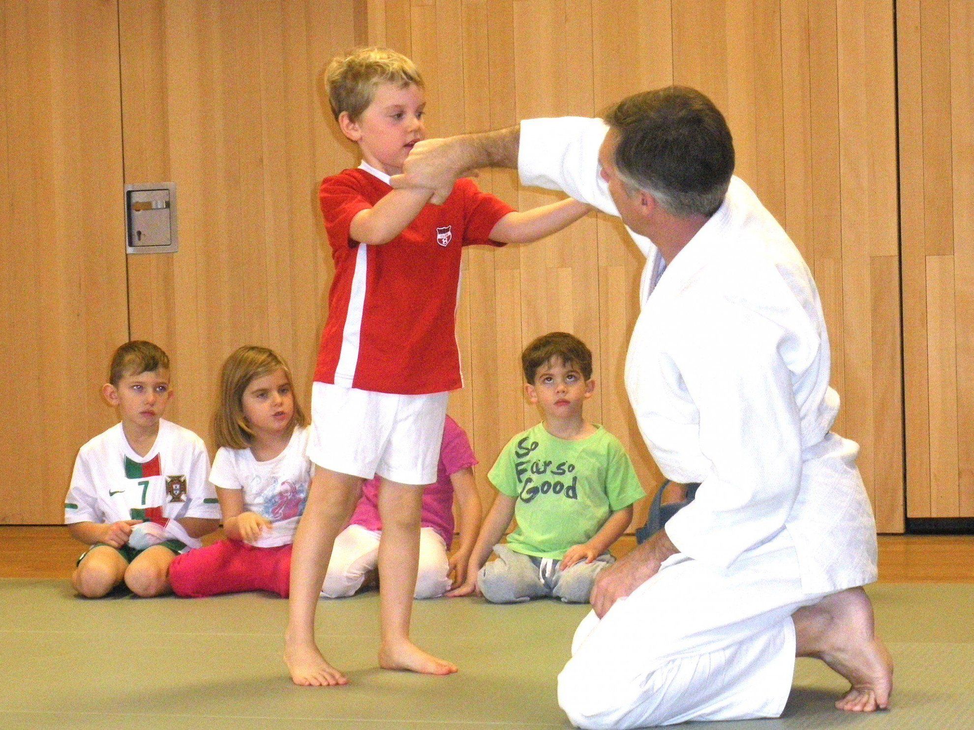 Schnupperstunde "Aikido" im Kindergarten Meininge mit Christian Sieber. Schnupperstunde "Aikido" im Kindergarten Meininge mit Christian Sieber.