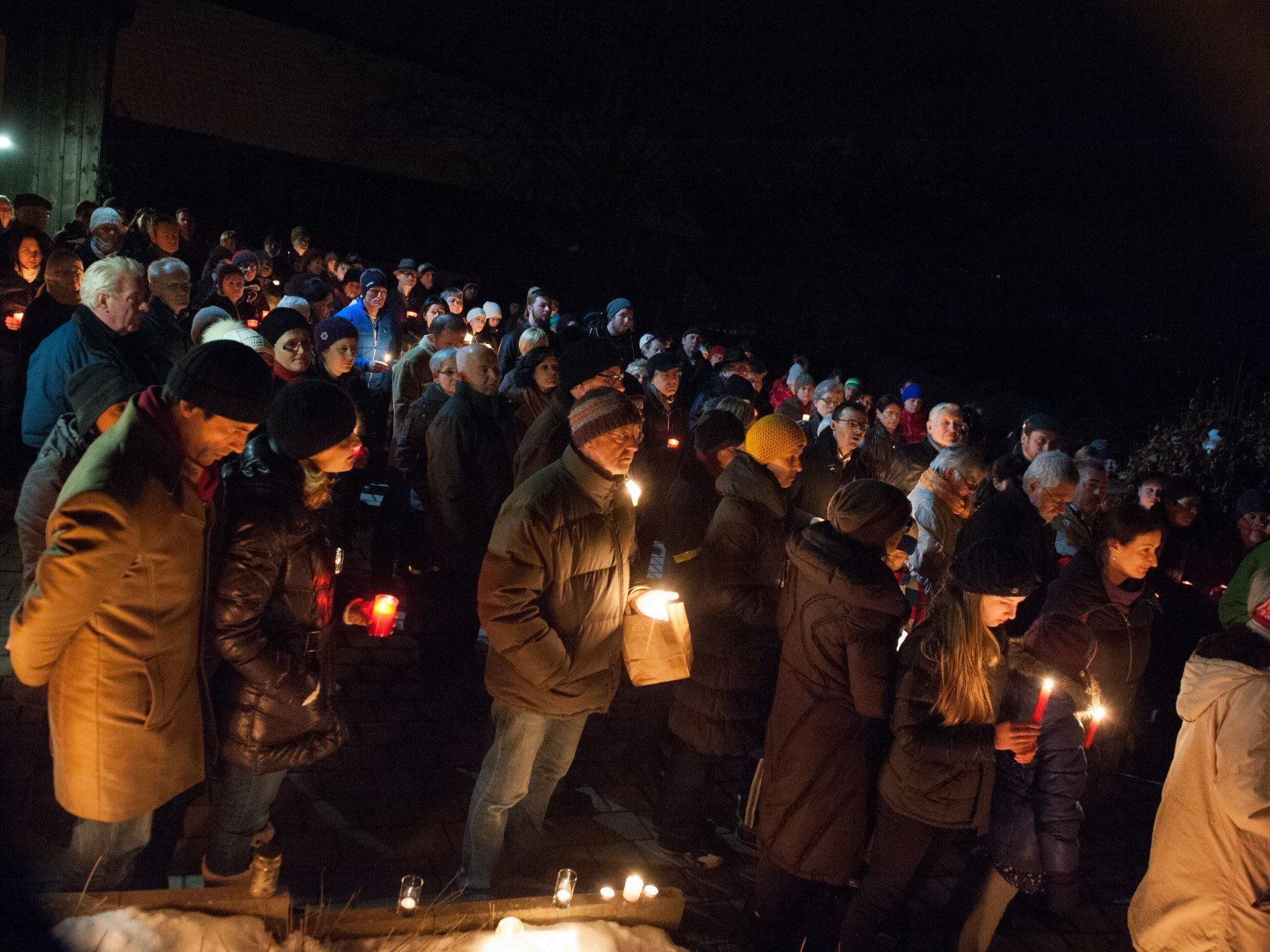 300 Menschen versammelten sich bei der gestrigen Solidaritätsaktion in Batschuns.