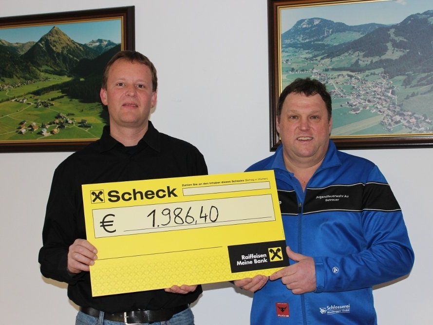 Helmut Simma (li.) vom Sozialsprengel Hinterwald nahm den Scheck von Bernhard Manser, Jugendleiter der Feuerwehr Au, entgegen. Helmut Simma (li.) vom Sozialsprengel Hinterwald nahm den Scheck von Bernhard Manser, Jugendleiter der Feuerwehr Au, entgegen.
