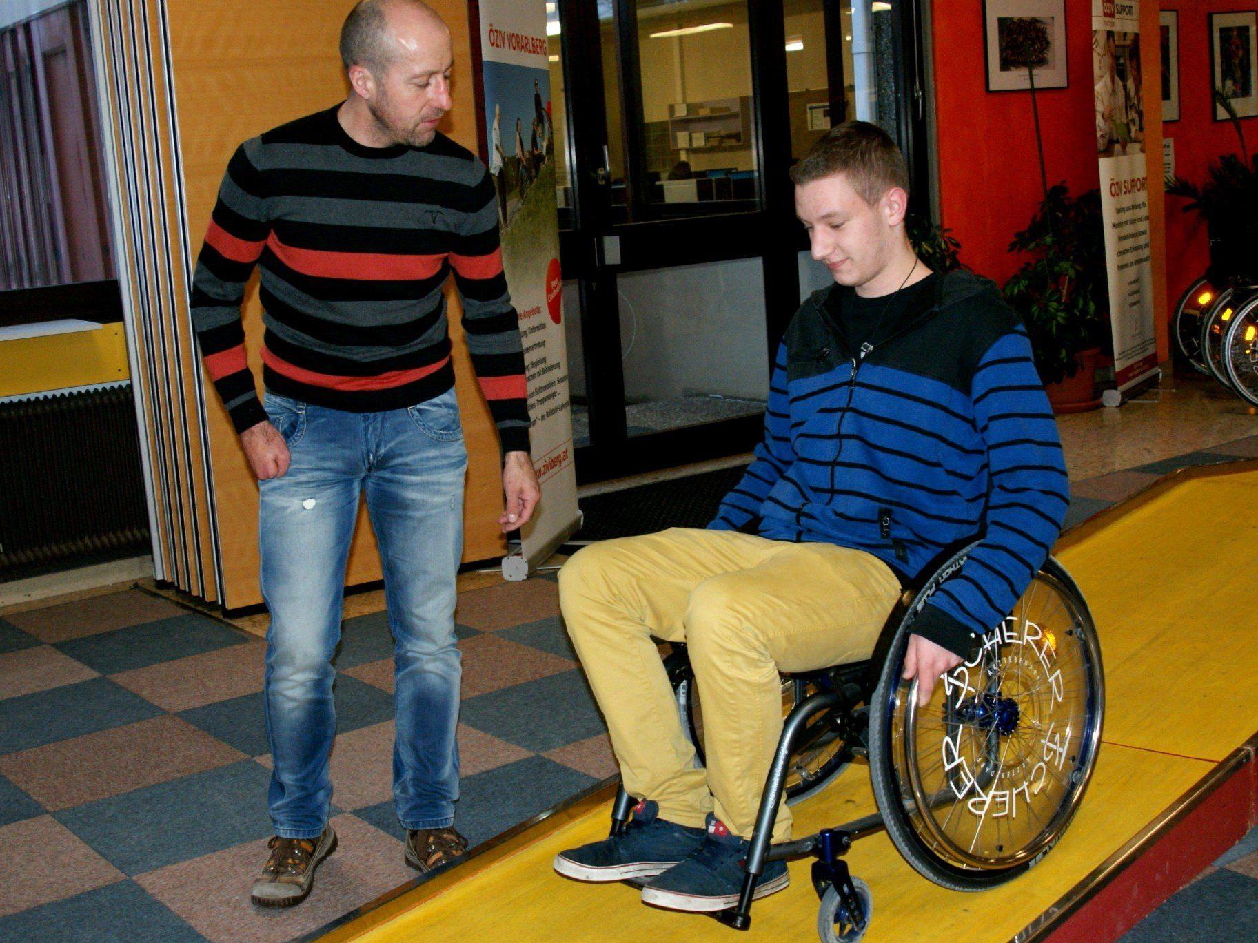 Berthold Drexel erklärt Edi das Rollstuhlfahren!