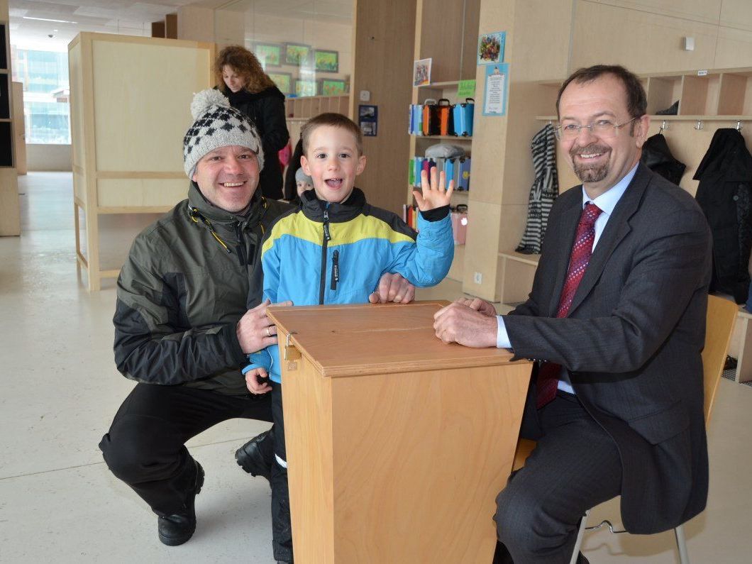 Matteo freute sich, Papas Wahlzettel in die Urne zu befördern. Matteo freute sich, Papas Wahlzettel in die Urne zu befördern.