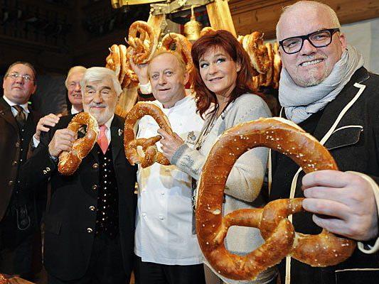 (v.l.n.r.): "Weisswurstpapst" Toni Holnburger, "Stanglwirt" Balthasar Hauser, Schauspieler Mario Adorf, Starkoch Alfons Schuhbeck, Sängerin Andrea Berg und "DJ Ötzi" Gerry Friedle bei der 22. Weisswurstparty_APA (v.l.n.r.): "Weisswurstpapst" Toni Holnburger, "Stanglwirt" Balthasar Hauser, Schauspieler Mario Adorf, Starkoch Alfons Schuhbeck, Sängerin Andrea Berg und "DJ Ötzi" Gerry Friedle bei der 22. Weisswurstparty_APA