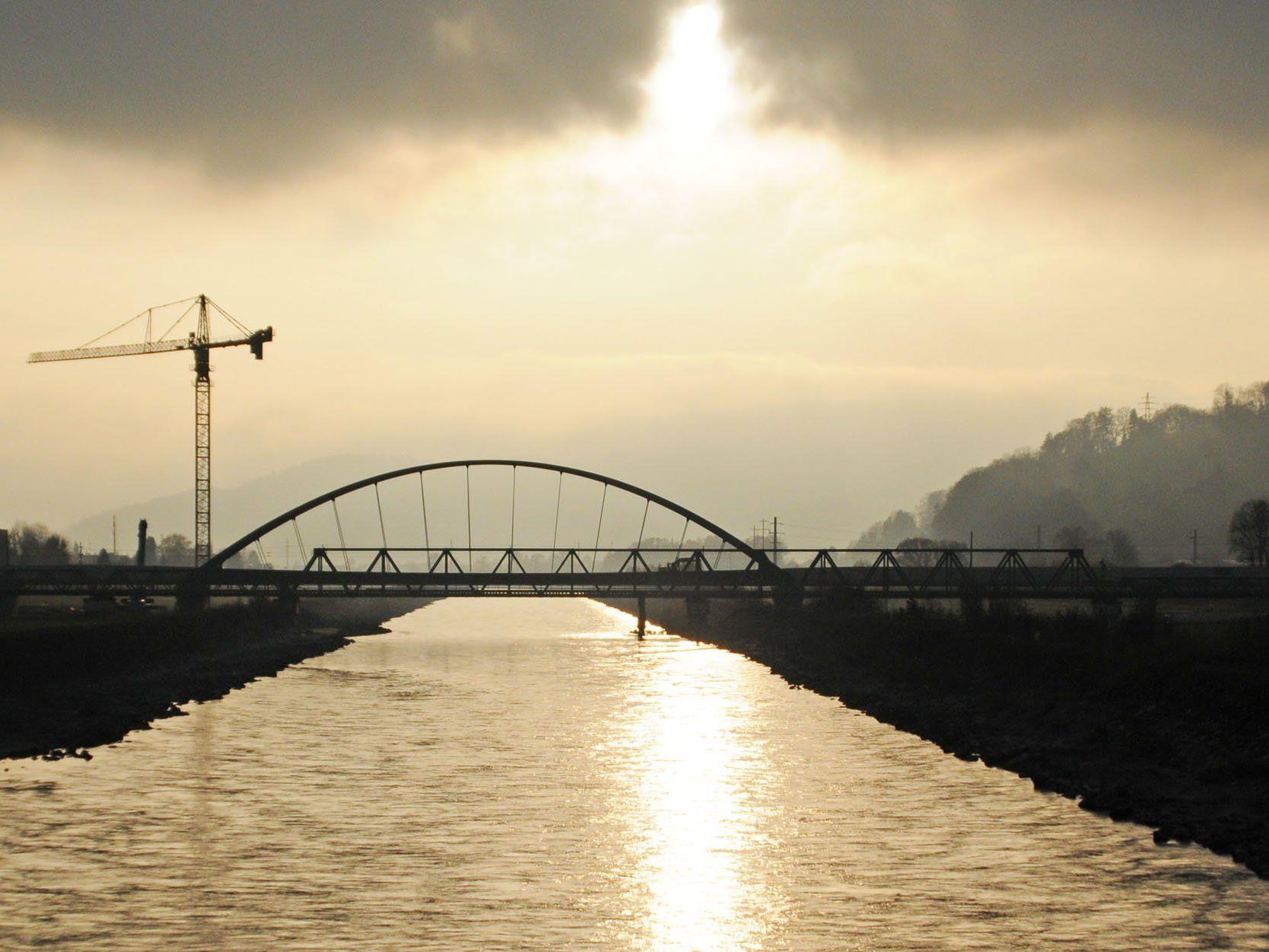 Die Arbeiten an der neuen Eisenbahnbrücke über den Rhein sind beinahe fertiggestellt