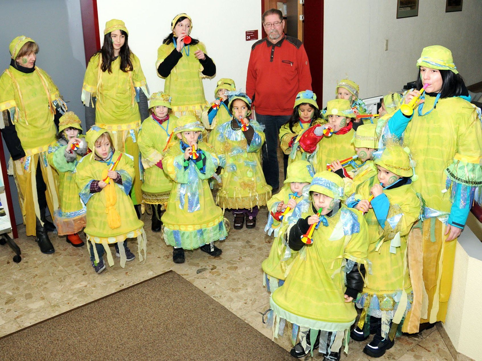 Toll ausstaffiert und mit lauter „Musik" besuchten die Kindi-Guggen den Bürgermeister im Gemeindeamt Toll ausstaffiert und mit lauter „Musik" besuchten die Kindi-Guggen den Bürgermeister im Gemeindeamt