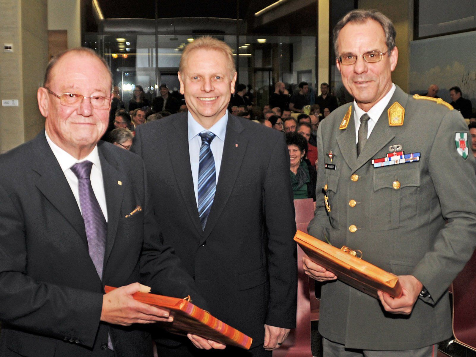 Bürgermeister Ernst Blum bedankt sich mit einem Heimatbuch bei Sigi Gasser und Ernst Konzett Bürgermeister Ernst Blum bedankt sich mit einem Heimatbuch bei Sigi Gasser und Ernst Konzett