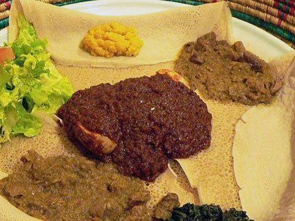 Äthiopisches Essen -wie hier Injera und Wot- wird auch in Wiener Restaurants angeboten. Äthiopisches Essen -wie hier Injera und Wot- wird auch in Wiener Restaurants angeboten.