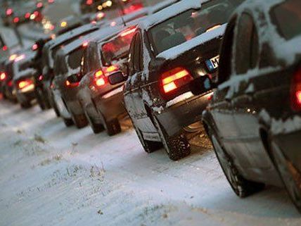 Schneemassen sorgen für Verkehrstrubel auf Österreichs Straßen. Schneemassen sorgen für Verkehrstrubel auf Österreichs Straßen.