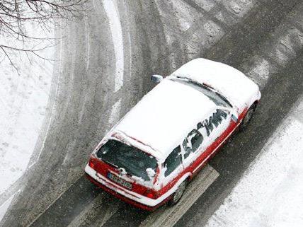 Autofahrer müssen bei den großen Schneemengen auf den Verkehr besonders achten.