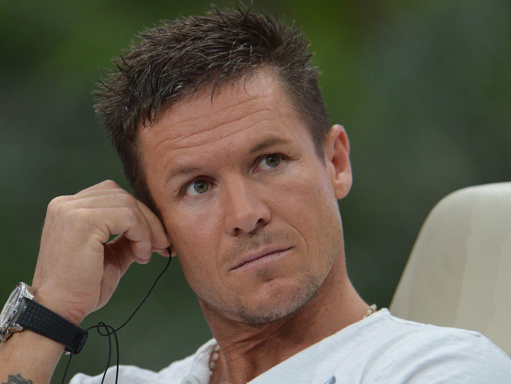 Baumgartner kritisiert auch den Spitzensteuersatz von "55 Prozent" in Österreich. Baumgartner kritisiert auch den Spitzensteuersatz von "55 Prozent" in Österreich.