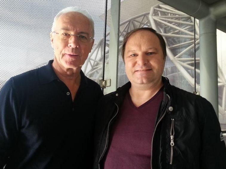 Güggi Günter Palaoro trifft Franz Beckenbauer am Flughafen in Bangkok.