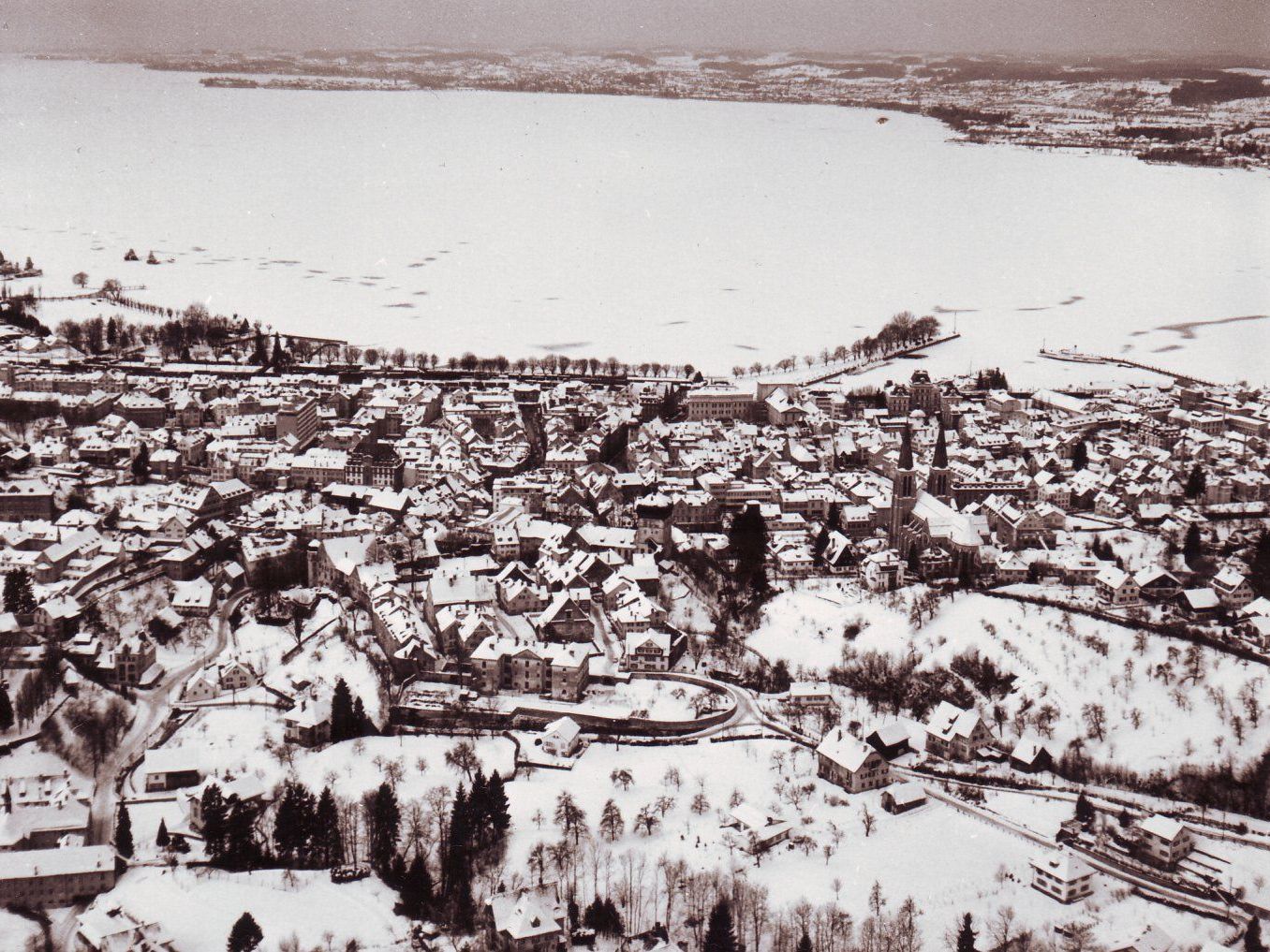 Ein historisches Bild des bekannten Fotografen Oskar Spang: Blick von der Bregenzer Oberstadt auf den Bodensee. Ein historisches Bild des bekannten Fotografen Oskar Spang: Blick von der Bregenzer Oberstadt auf den Bodensee.