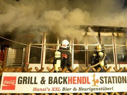 Die Wiener Feuerwehr ist seit 5 Uhr mit den Lösch- und Nachlöscharbeiten im Prater beschäftigt. Die Wiener Feuerwehr ist seit 5 Uhr mit den Lösch- und Nachlöscharbeiten im Prater beschäftigt.