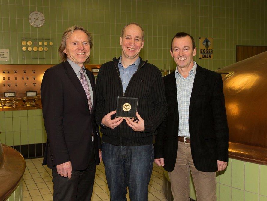 Freuten sich über die hohe Auszeichnung. GF Hubert Berkmann, Braumeister Hinrich Hommel und GF Luis Weidinger Freuten sich über die hohe Auszeichnung. GF Hubert Berkmann, Braumeister Hinrich Hommel und GF Luis Weidinger