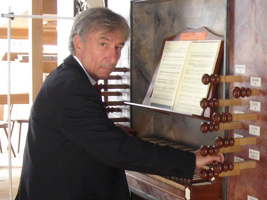 Bruno Oberhammer spielt das anspruchsvolle Konzert in der Höchster Pfarrkirche.
