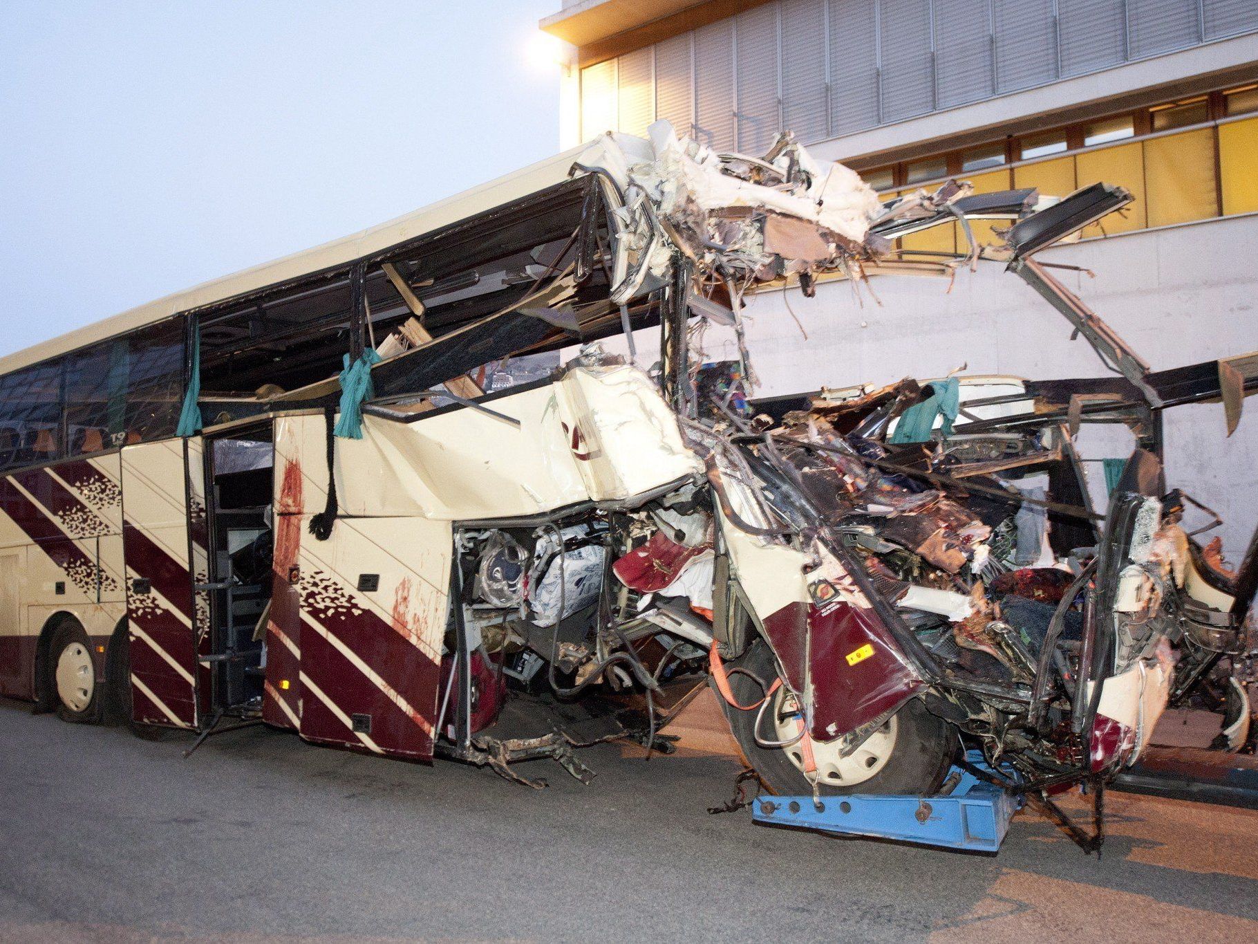 Die Überreste des Busses, in dem 22 belgische Schulkinder starben. Die Überreste des Busses, in dem 22 belgische Schulkinder starben.
