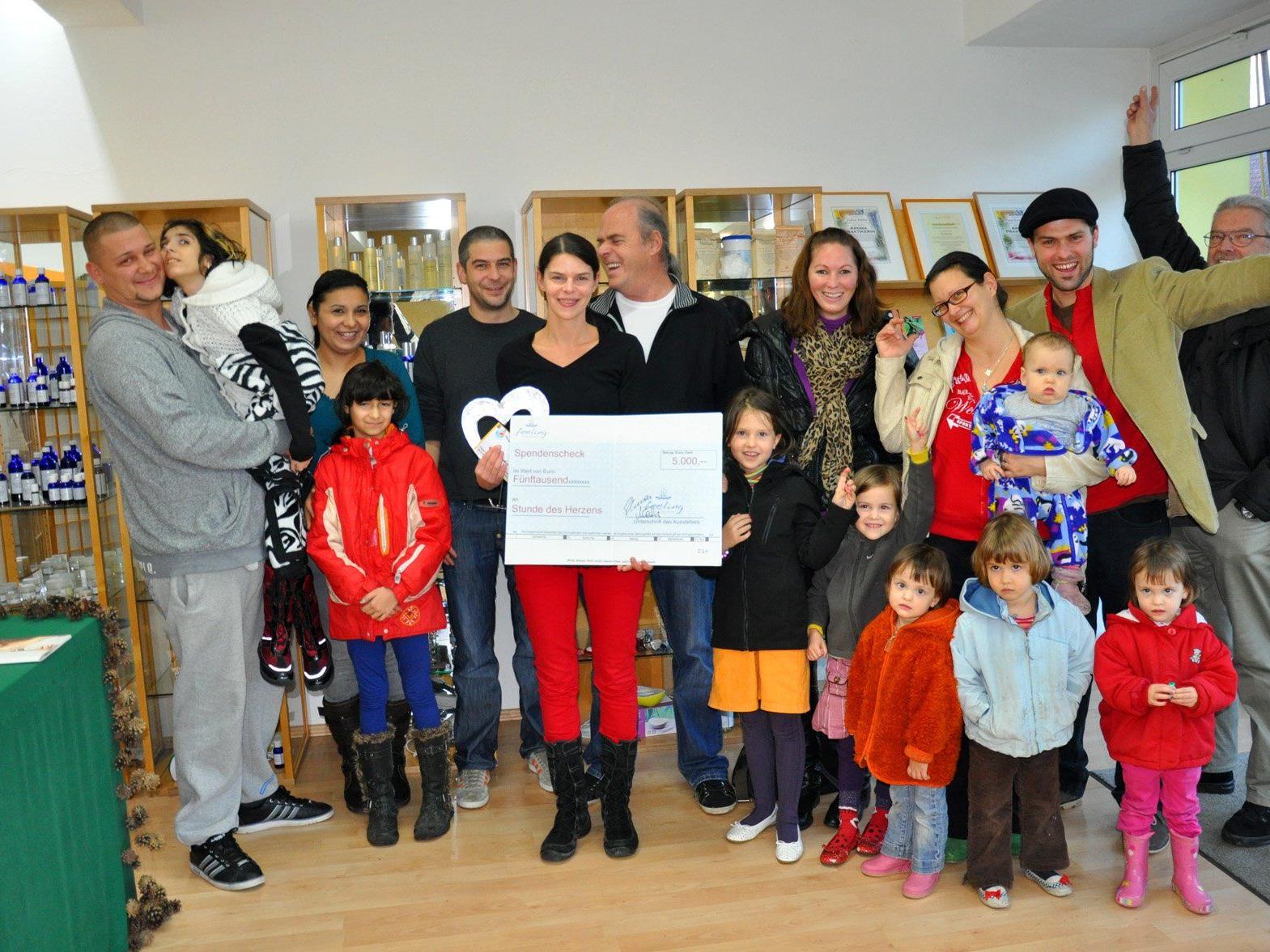 Die Teams von Feeling und Stunde des Herzens freuen sich gemeinsam mit den Familien von Snezana und Gabriella über die großzügige Spende