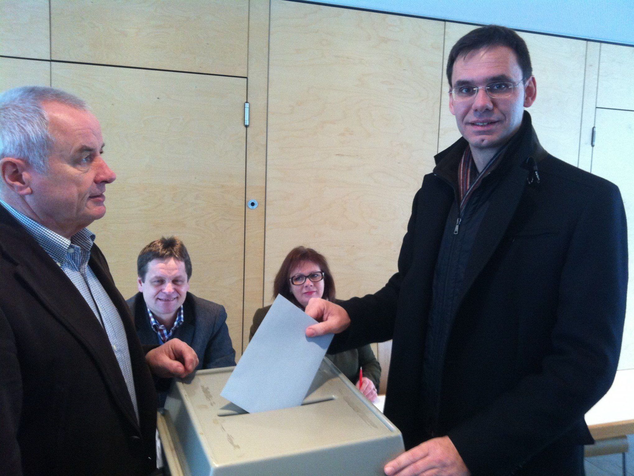 Landeshauptmann Markus Wallner bei der Stimmabgabe in Frastanz. Landeshauptmann Markus Wallner bei der Stimmabgabe in Frastanz.
