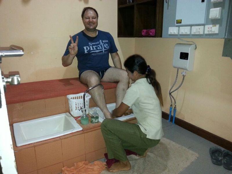 Zuerst heißt's waschen: Güggi gönnt sich eine thailändische Foot-Massage.