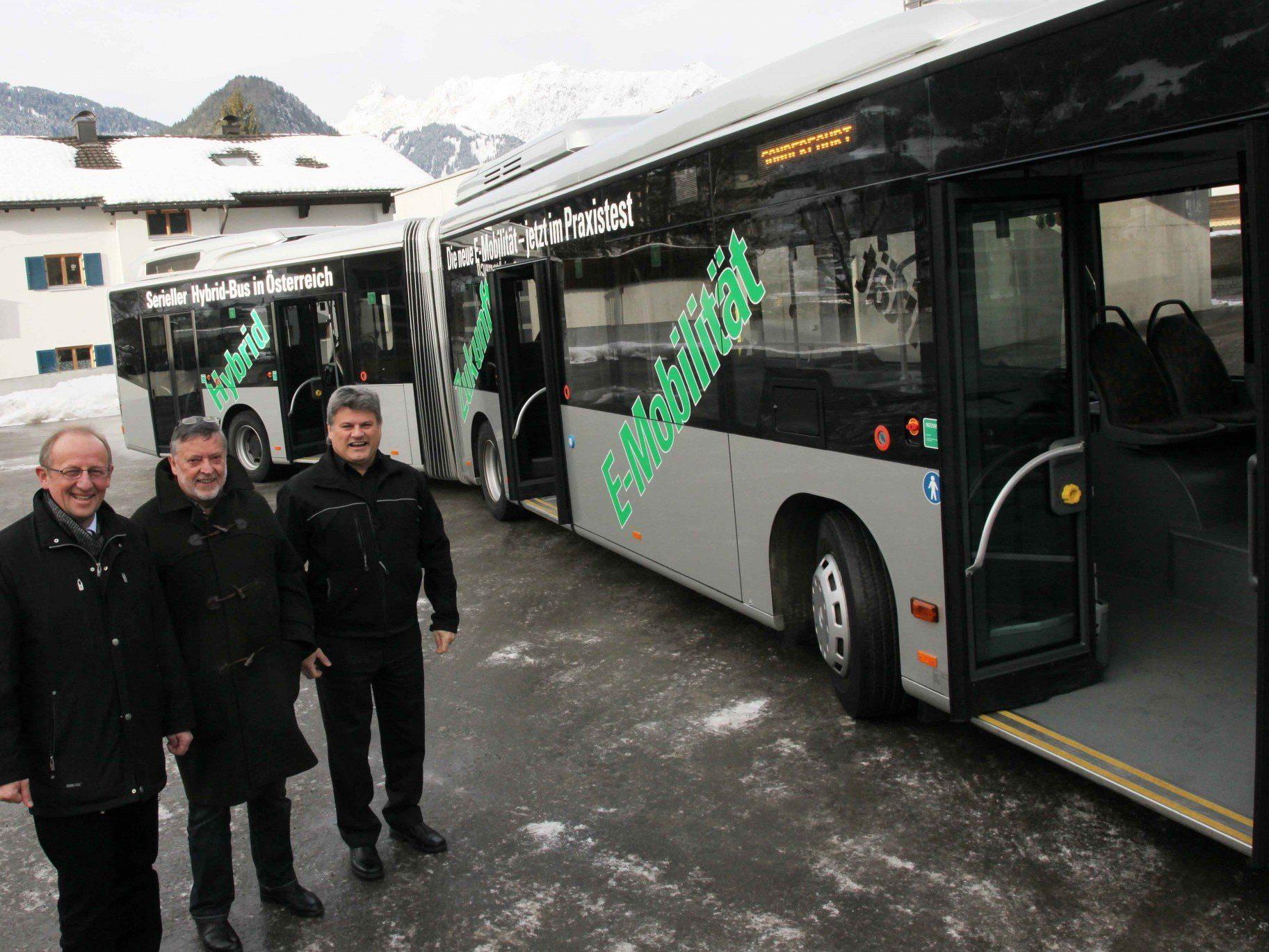 mbs-Chef Bertram Luger mit Aufsichtsrats-Vorsitzendem Rudi Lerch und Bus-Betriebsleiter Gebhard Schoder (v. l.) vor dem 18-Meter-Hybrid-Bus.