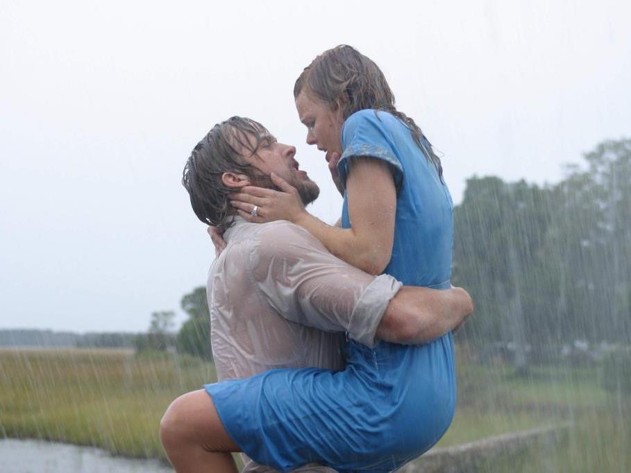 Feuchtfröhliches Wiedersehen zwishcen Ryan Gosling und Rachel McAdams in "The Notebook".