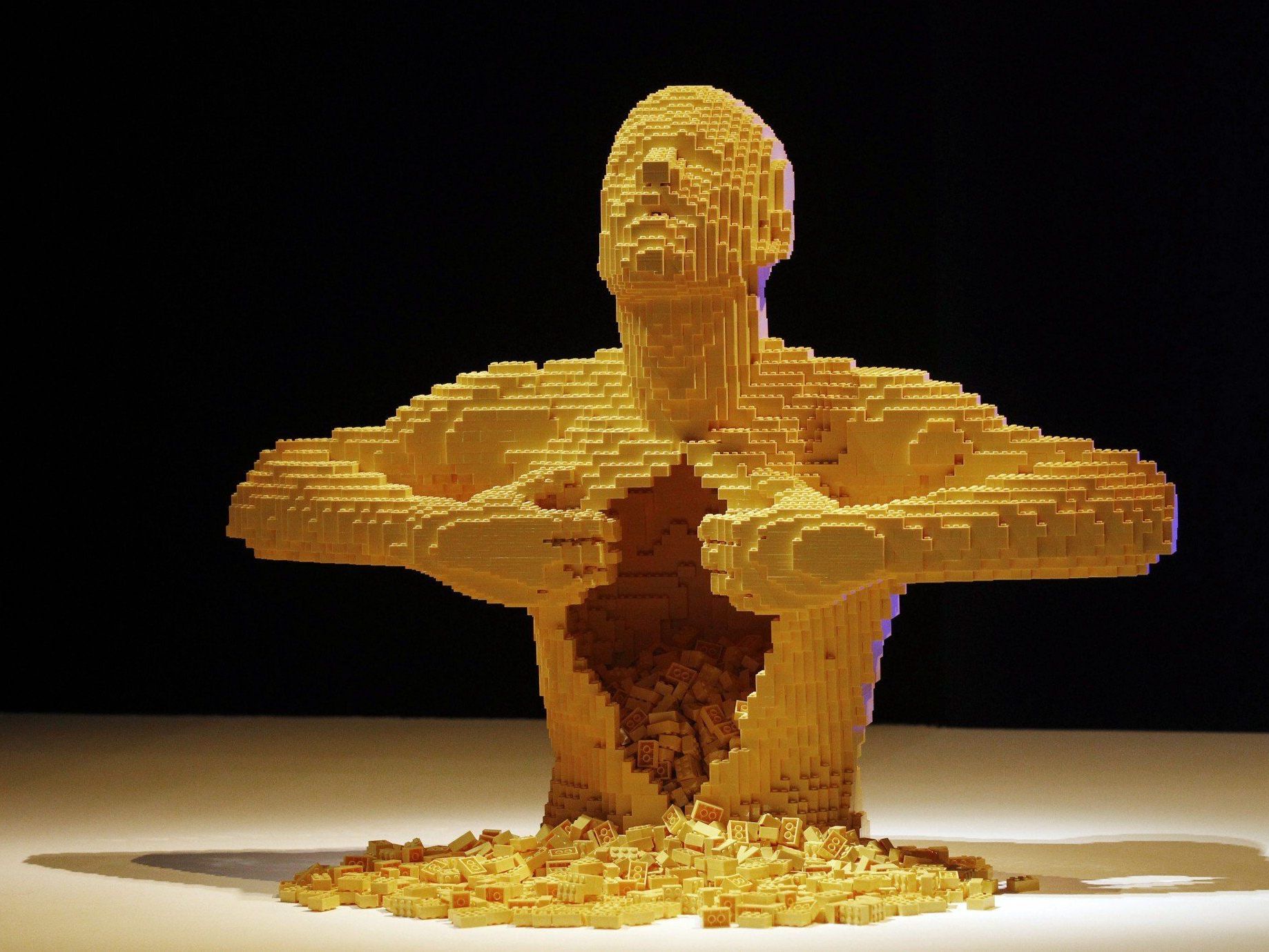 Künstler Nathan Sawaya wird mit seinen zweifelnden Lego-Menschen derzeit in Singapur. Künstler Nathan Sawaya wird mit seinen zweifelnden Lego-Menschen derzeit in Singapur.