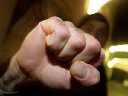 In zwei Bezirken kam es zu Schlägereien in Lokalen: Es wurden mehere Personen verletzt In zwei Bezirken kam es zu Schlägereien in Lokalen: Es wurden mehere Personen verletzt