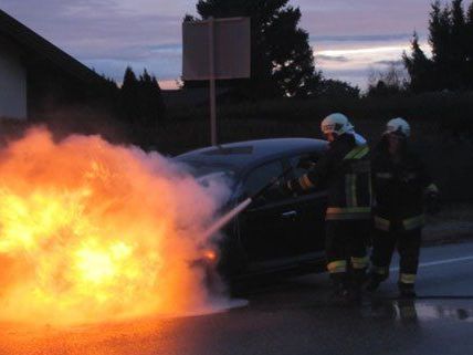 Während der Fahrt geriet am Donnerstag ein Pkw in Strasshof in Brand. Während der Fahrt geriet am Donnerstag ein Pkw in Strasshof in Brand.