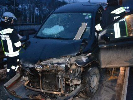 Zwei Fahrzeuge prallten auf der Autobahn bei Gloggnitz zusammen.