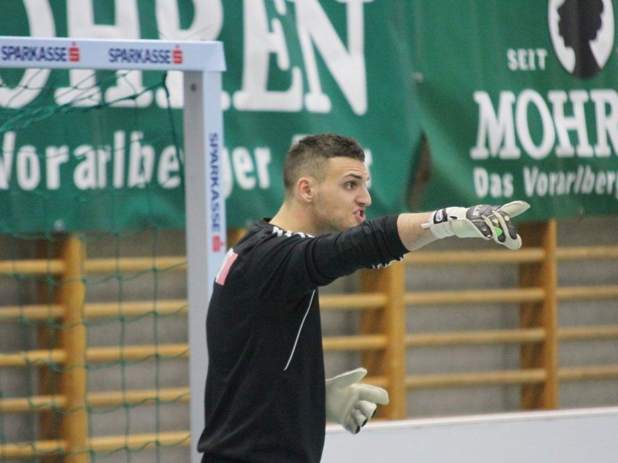 Die Torhüter stehen in Wolfurt beim Hallenmasters oft im Mittelpunkt und glänzen mit Paraden. Die Torhüter stehen in Wolfurt beim Hallenmasters oft im Mittelpunkt und glänzen mit Paraden.