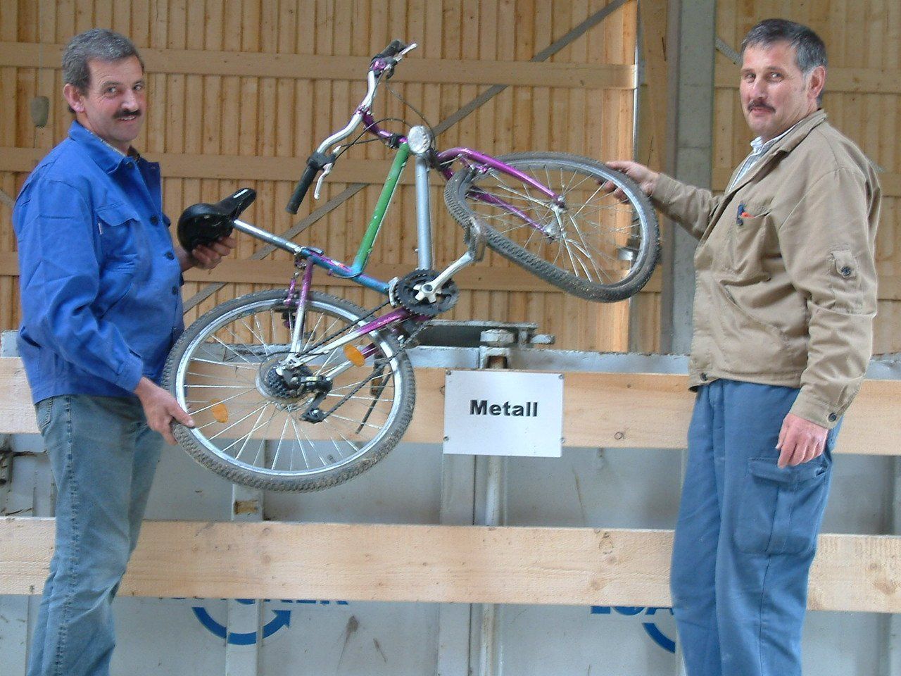 Roman Dorner und Paul Bechter sind die Spezialisten im Sammelzentrum. Roman Dorner und Paul Bechter sind die Spezialisten im Sammelzentrum.