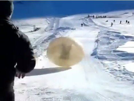 Zwei Männer ließen sich die Piste hinunterrollen. Zwei Männer ließen sich die Piste hinunterrollen.
