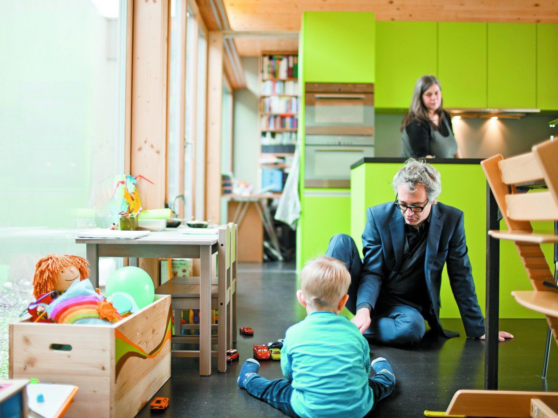 Der Wohnbereich mit Küche und Essplatz richtet sich zum Garten, erhält aber von der zweiten Seite reichlich Licht aus einem schmalen Innenhof. Der Wohnbereich mit Küche und Essplatz richtet sich zum Garten, erhält aber von der zweiten Seite reichlich Licht aus einem schmalen Innenhof.
