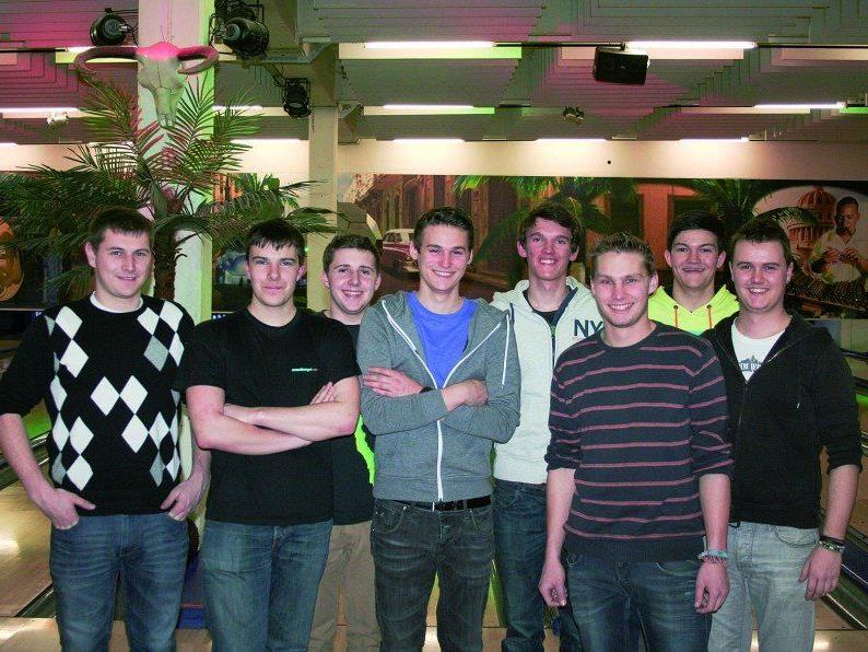 Bildunterschrift: Die erfolgreichen Meusburger-Lehrlinge v. l. n. r.: Lehrlingsausbilder Dominik Köb, Kevin Steinacher, Fink Tobias, Clemens Hartmann, Mathias Kaufmann, Lehrlingsausbilder Simon Alber, Raphael Knill und Stefan Kohler. Bildunterschrift: Die erfolgreichen Meusburger-Lehrlinge v. l. n. r.: Lehrlingsausbilder Dominik Köb, Kevin Steinacher, Fink Tobias, Clemens Hartmann, Mathias Kaufmann, Lehrlingsausbilder Simon Alber, Raphael Knill und Stefan Kohler.