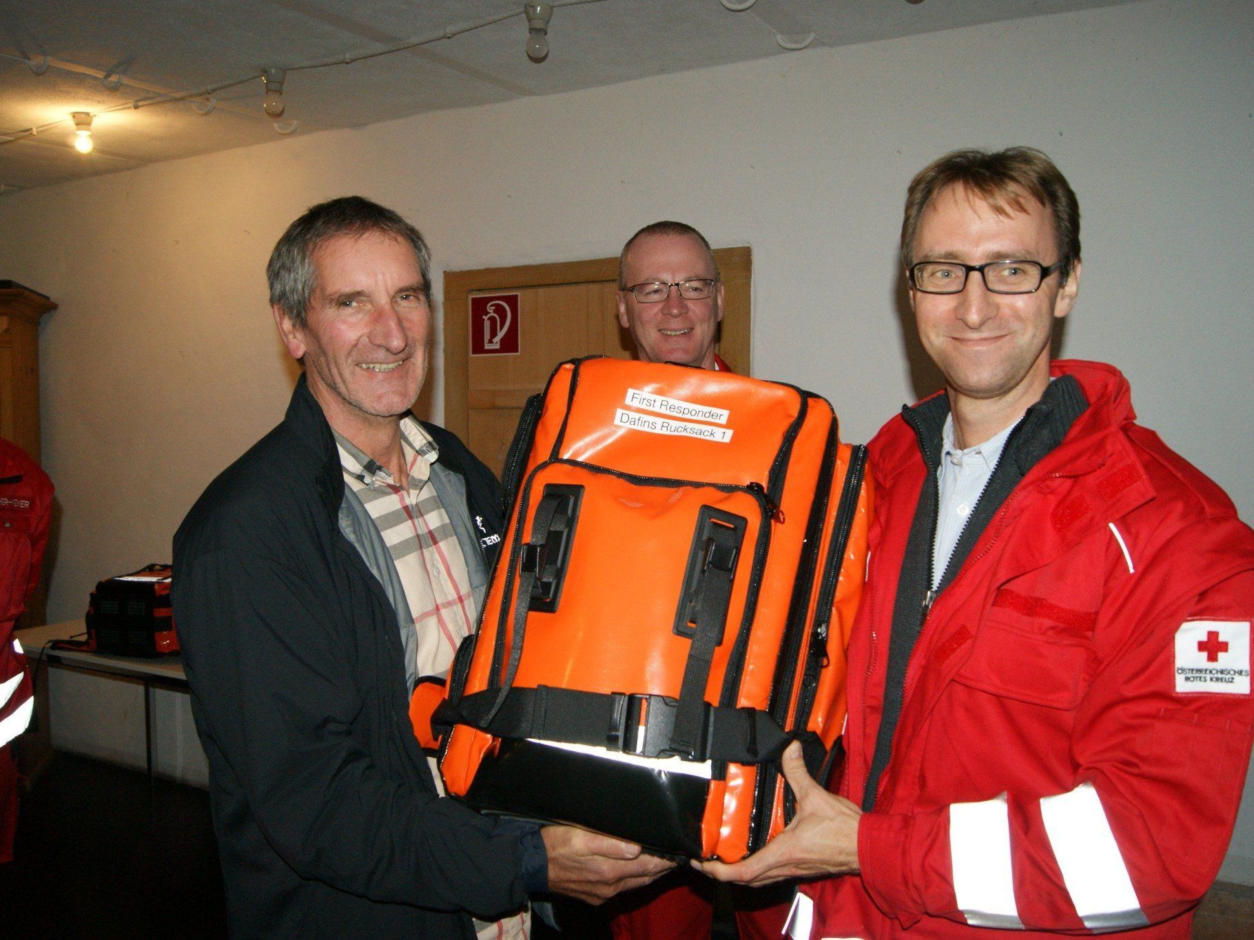 Bürgermeister Josef Mathis bei der Übergabe der Rettungsrucksäcke Bürgermeister Josef Mathis bei der Übergabe der Rettungsrucksäcke