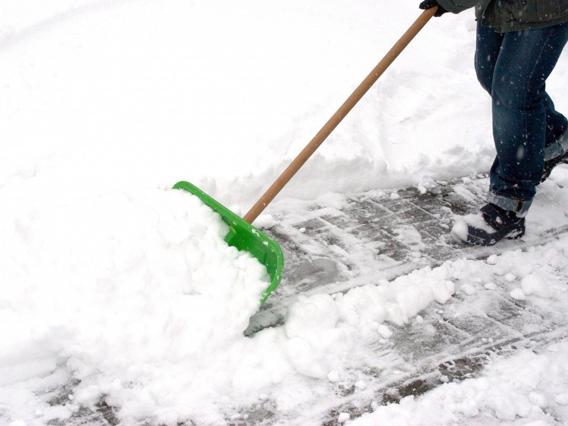 Aus Not musste ein Vorarlberger Direktor selbst zur Schneeschaufel greifen.