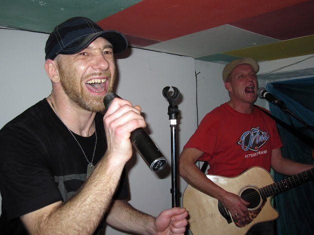 Alkbottle-Sänger Roman Gregory und Didi Baumgartner in Aktion Alkbottle-Sänger Roman Gregory und Didi Baumgartner in Aktion