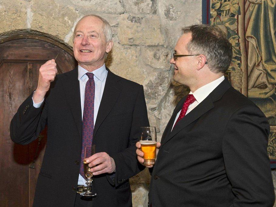 (l.) Fürst Hans-Adam II mit Regierungschef Klaus Tschütscher beim Geburtstagsempfang auf Schloss Vaduz
