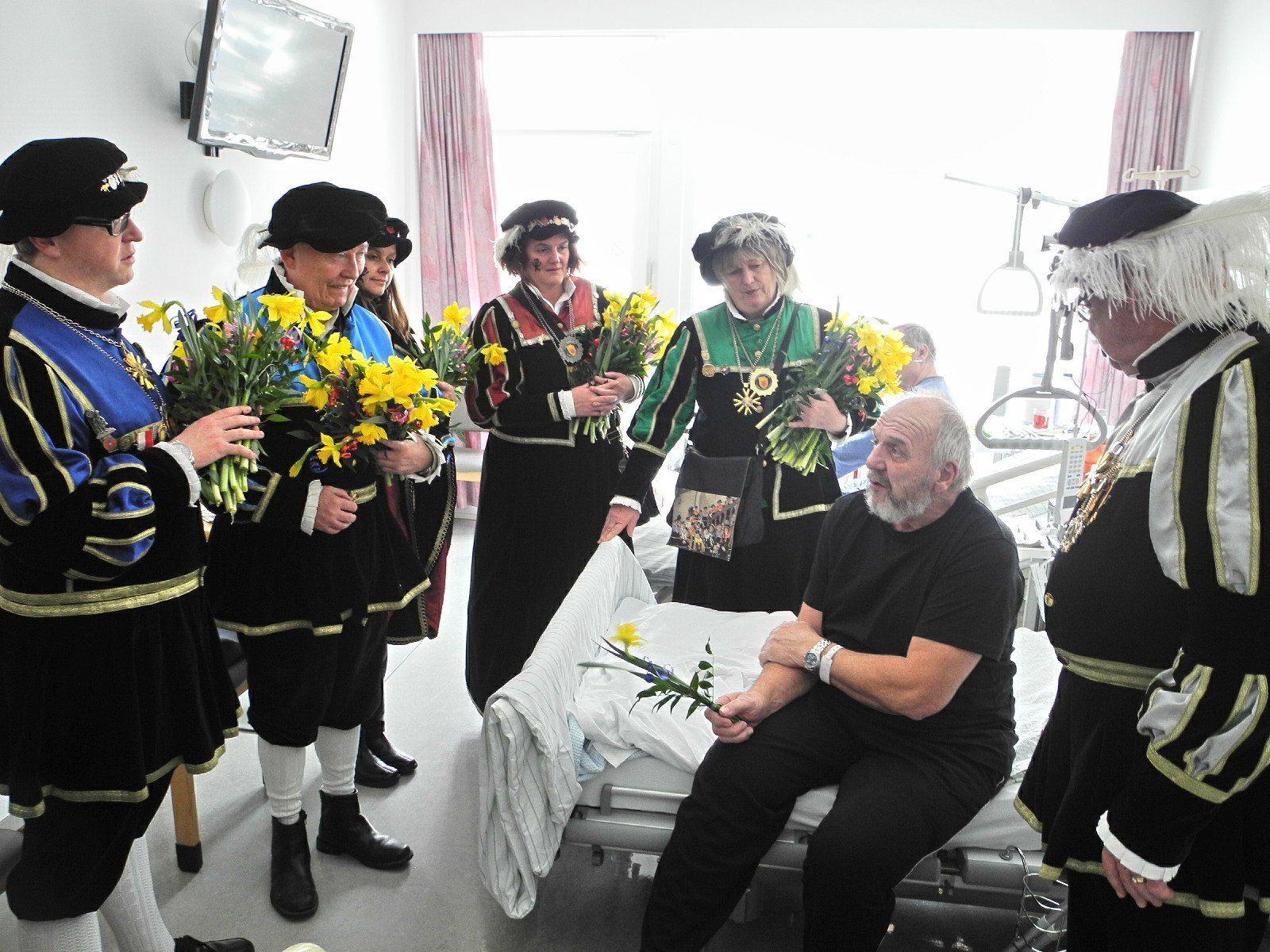 Die Spältabürger überbrachten ihrem Vereinsmitglied und Patienten Albert Scheidbach im LKH einen Blumenstrauß und Genesungswünsche