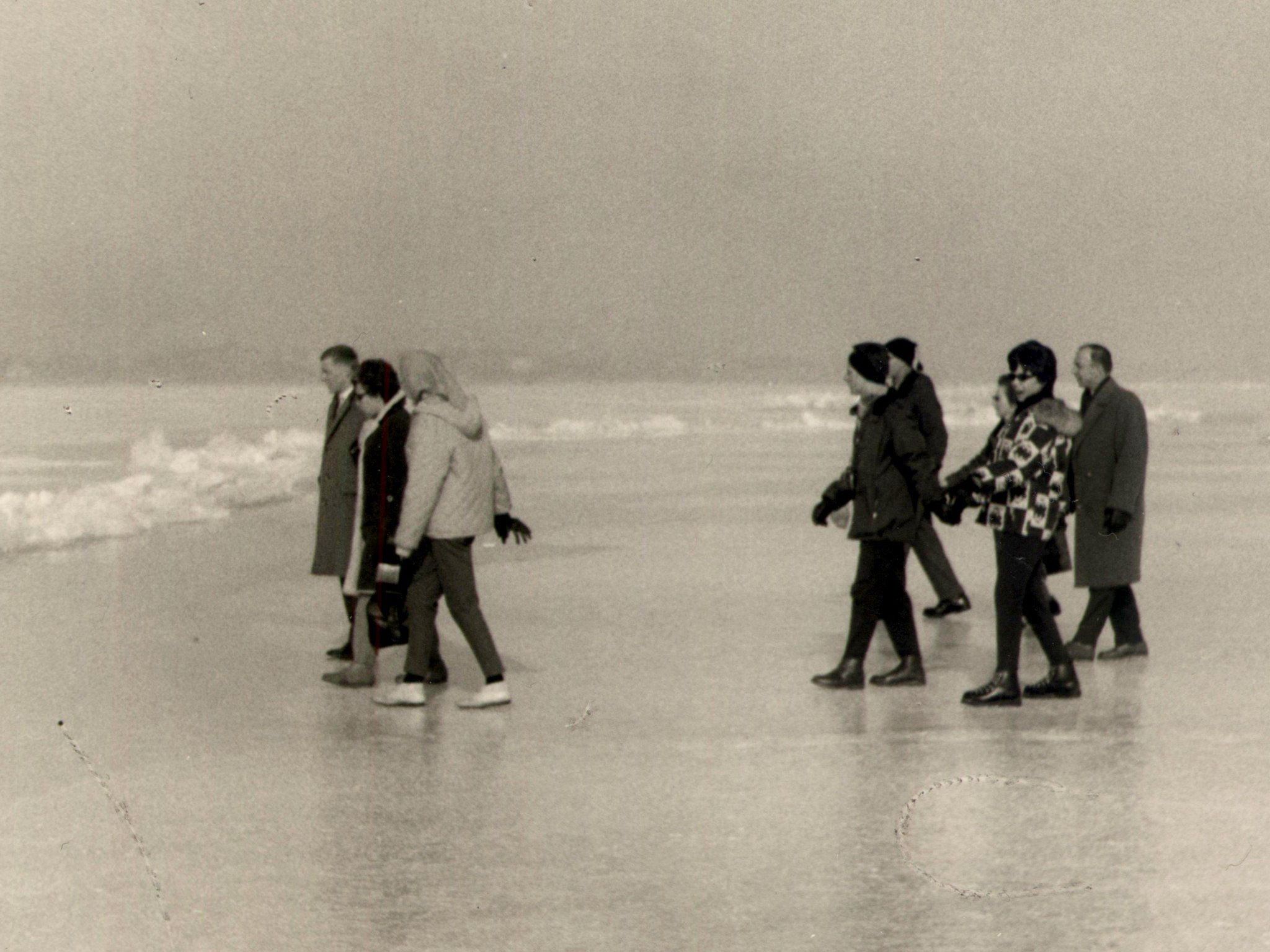 „An der Rheinmündung hörten wir ein unheimliches Krachen.“ „An der Rheinmündung hörten wir ein unheimliches Krachen.“