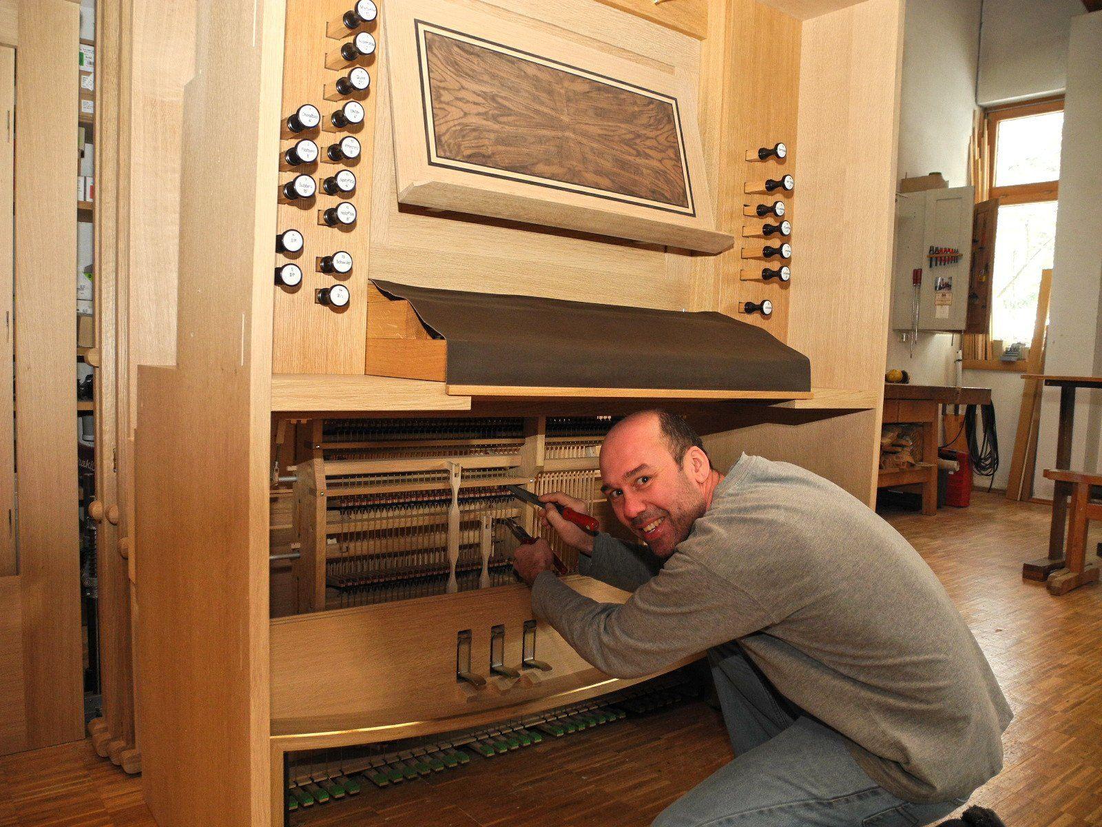 Hans-Jörg Pflüger bei der Arbeit am Spielschrank einer Orgel