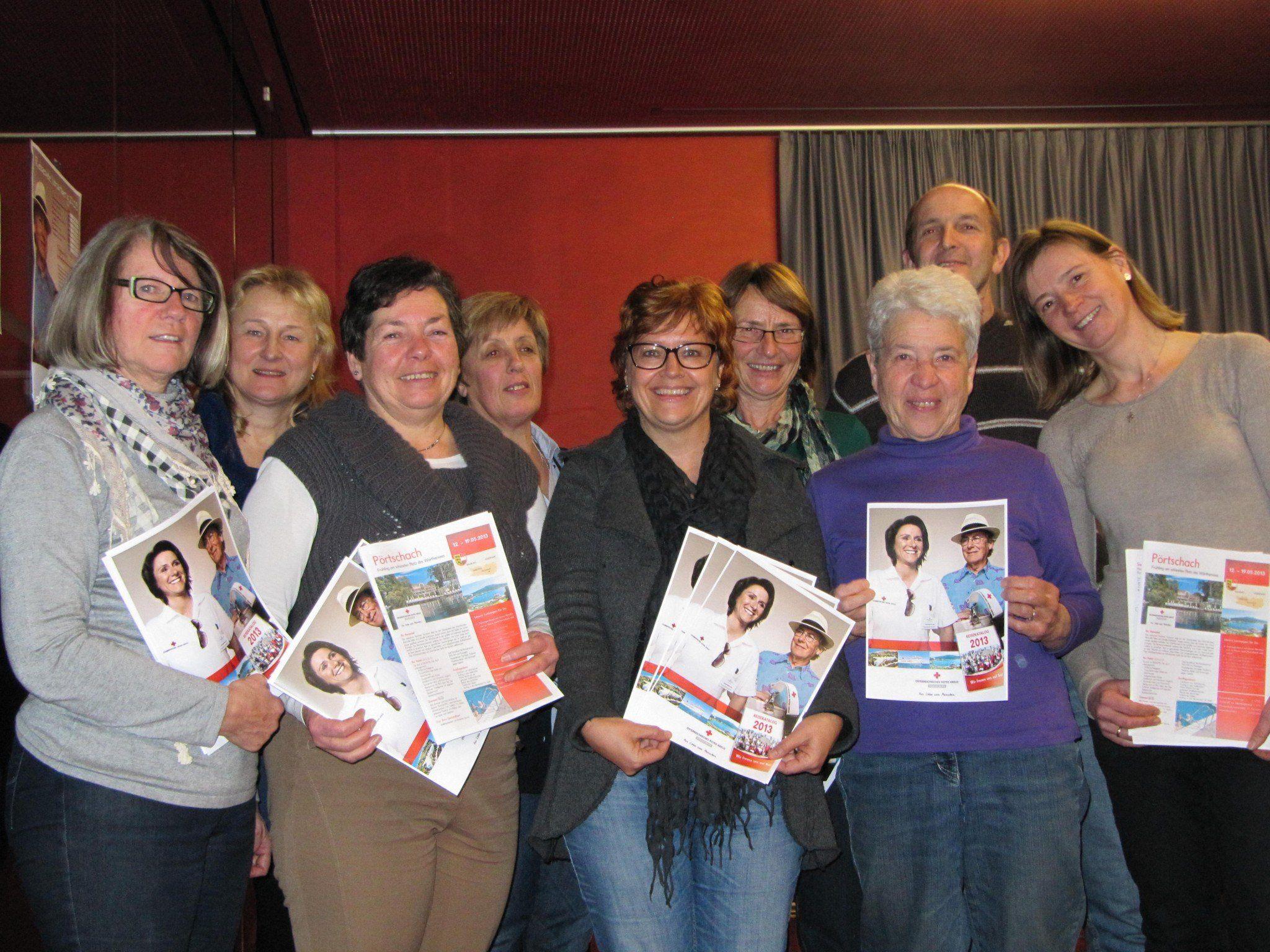 Doris Schütz (Mitte) und ihre motivierten MitarbeiterInnen freuten sich über den Reisekatalog 2013