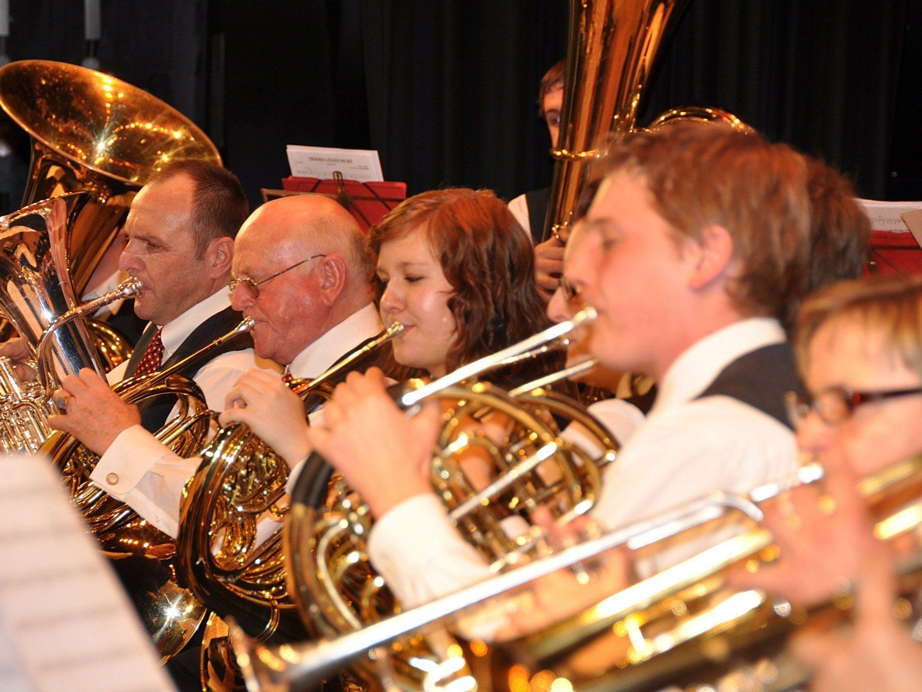 Die EisenbahnermusikantInnen freuen sich, sie beim Jahreskonzert begrüssen zu dürfen. Die EisenbahnermusikantInnen freuen sich, sie beim Jahreskonzert begrüssen zu dürfen.